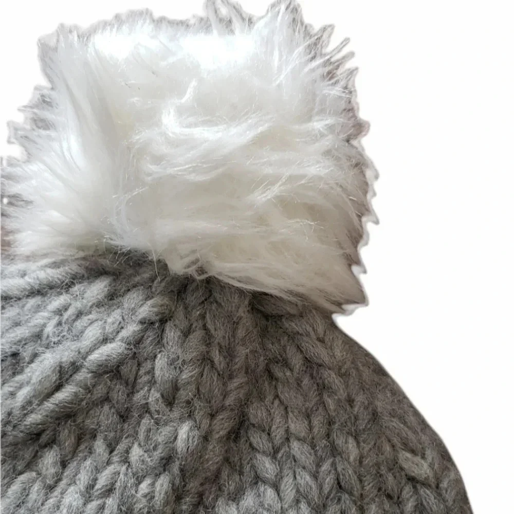 Cursive L Gray Chunky Knit Pom Pom Hat